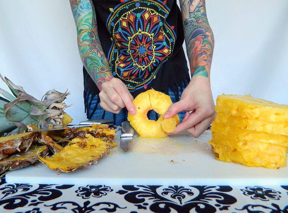 How to: Cut a Pineapple
