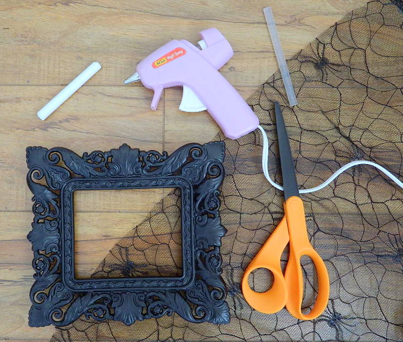 Tattooed Martha - Lace Picture Frame Holder (1)